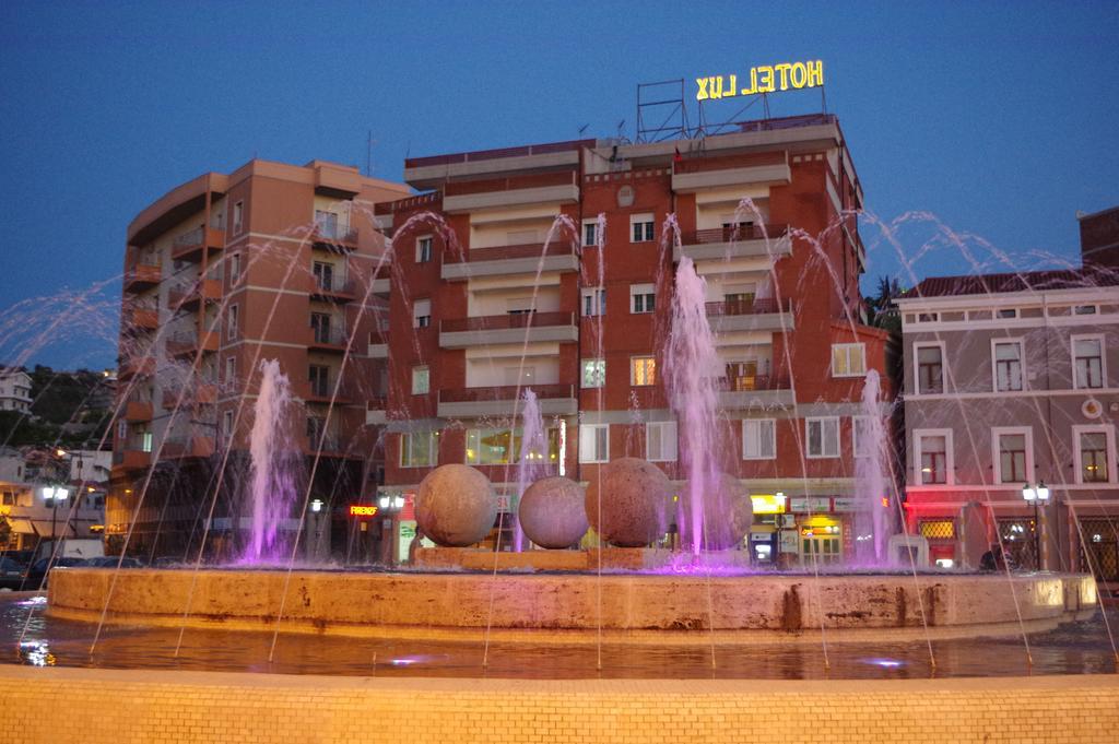 Hotel Lux Vlorë Exterior foto